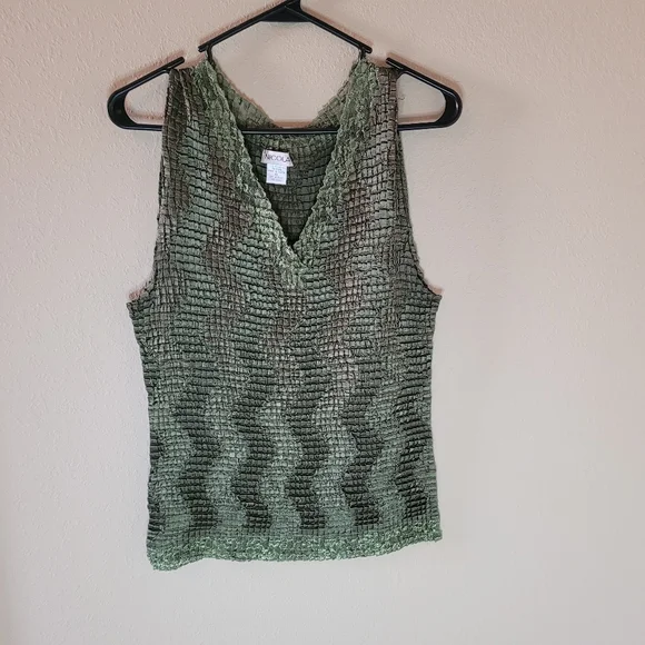 Nicola green sleeveless blouse. - Picture 2 of 8